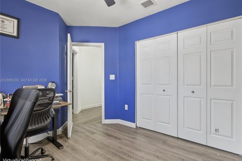 Townhouse in Doral, Florida 4 bedrooms, 167.97 sq.m. № 2392109 - photo 17