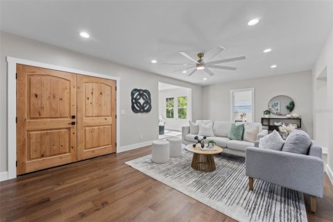 House in Saint Petersburg, Florida 3 bedrooms, 195.47 sq.m. № 1907454 - photo 4