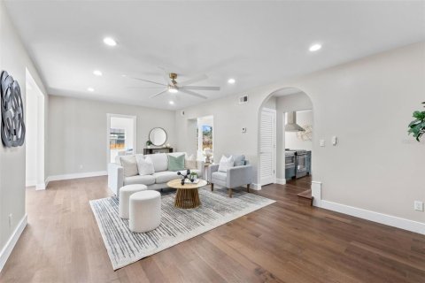 Casa en venta en Saint Petersburg, Florida, 3 dormitorios, 195.47 m2 № 1907454 - foto 5