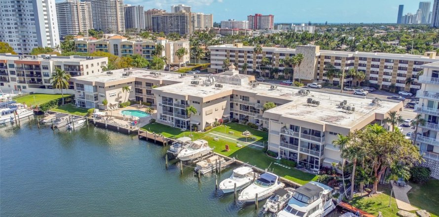 Condo in Hallandale Beach, Florida, 2 bedrooms № 1065853