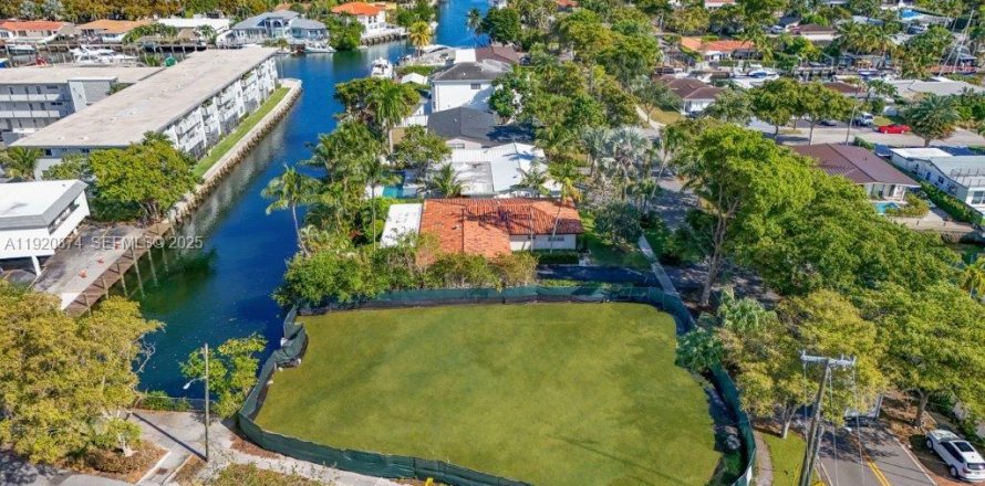 Terrain à North Miami, Floride № 2054837