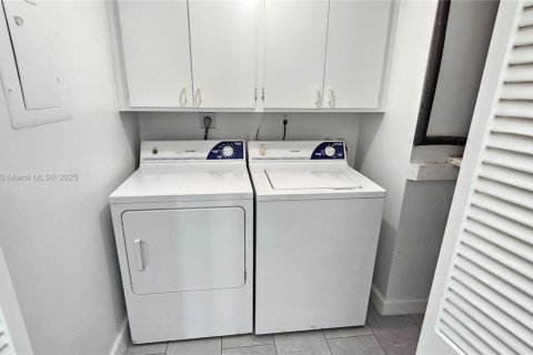 Condo in Weston, Florida, 2 bedrooms  № 1976077 - photo 8