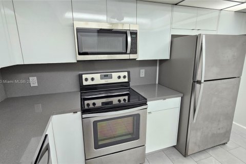 Condo in Weston, Florida, 2 bedrooms  № 1976077 - photo 7