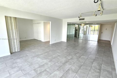 Condo in Weston, Florida, 2 bedrooms  № 1976077 - photo 24