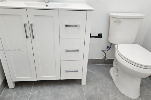 Condo in Weston, Florida, 2 bedrooms  № 1976077 - photo 15