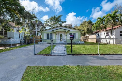 House in Miami, Florida 3 bedrooms, 156.26 sq.m. № 2041946 - photo 3