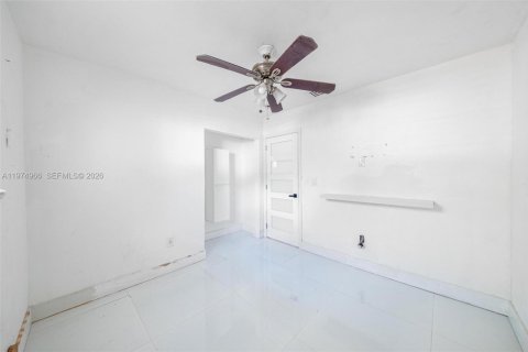 House in Miami, Florida 3 bedrooms, 156.26 sq.m. № 2041946 - photo 24