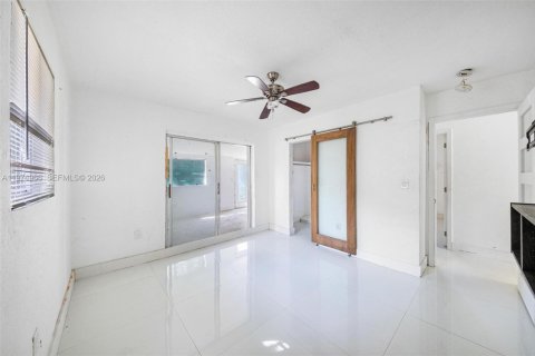 House in Miami, Florida 3 bedrooms, 156.26 sq.m. № 2041946 - photo 19