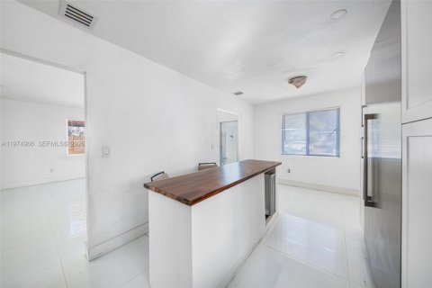House in Miami, Florida 3 bedrooms, 156.26 sq.m. № 2041946 - photo 7