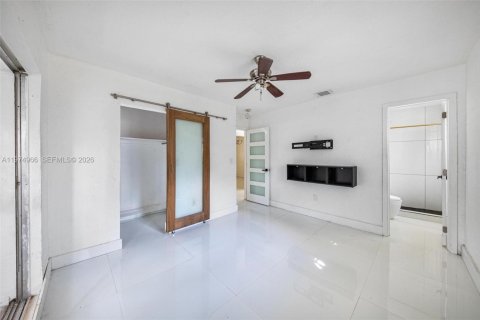 House in Miami, Florida 3 bedrooms, 156.26 sq.m. № 2041946 - photo 21