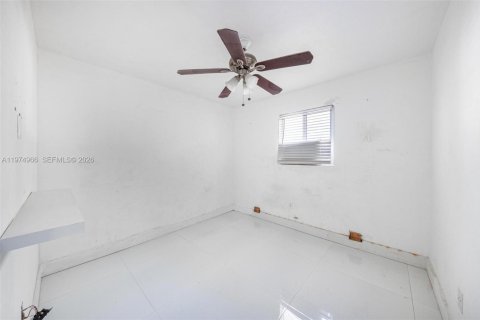 House in Miami, Florida 3 bedrooms, 156.26 sq.m. № 2041946 - photo 22