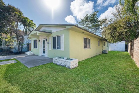 House in Miami, Florida 3 bedrooms, 156.26 sq.m. № 2041946 - photo 30