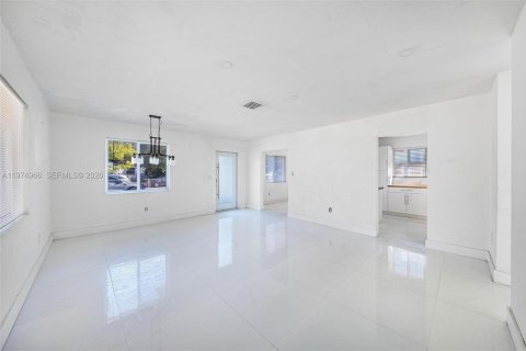 House in Miami, Florida 3 bedrooms, 156.26 sq.m. № 2041946 - photo 13