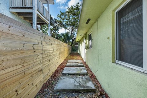 House in Miami, Florida 3 bedrooms, 156.26 sq.m. № 2041946 - photo 28