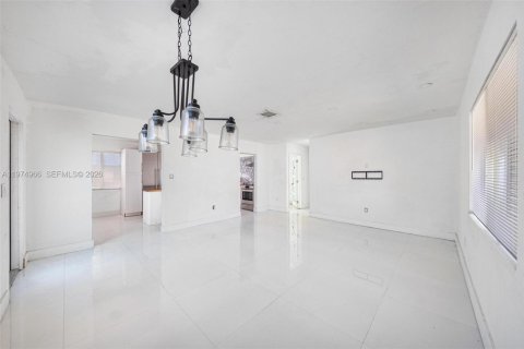 House in Miami, Florida 3 bedrooms, 156.26 sq.m. № 2041946 - photo 12