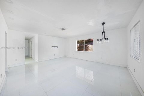 House in Miami, Florida 3 bedrooms, 156.26 sq.m. № 2041946 - photo 11