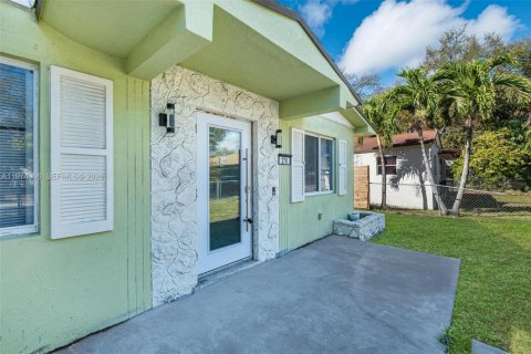 House in Miami, Florida 3 bedrooms, 156.26 sq.m. № 2041946 - photo 5