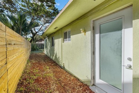 House in Miami, Florida 3 bedrooms, 156.26 sq.m. № 2041946 - photo 29