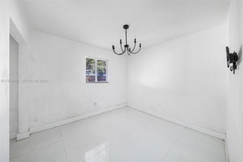 House in Miami, Florida 3 bedrooms, 156.26 sq.m. № 2041946 - photo 14