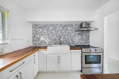 House in Miami, Florida 3 bedrooms, 156.26 sq.m. № 2041946 - photo 10