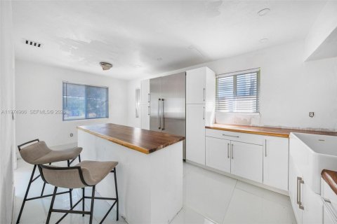 House in Miami, Florida 3 bedrooms, 156.26 sq.m. № 2041946 - photo 6