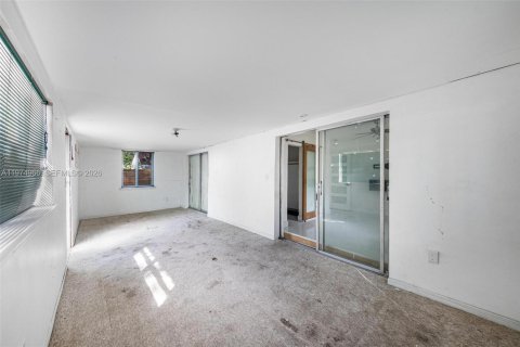 House in Miami, Florida 3 bedrooms, 156.26 sq.m. № 2041946 - photo 26