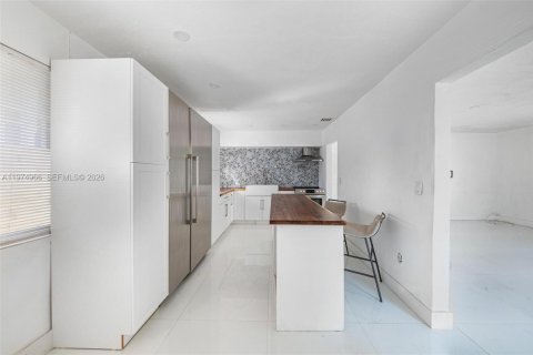 House in Miami, Florida 3 bedrooms, 156.26 sq.m. № 2041946 - photo 8