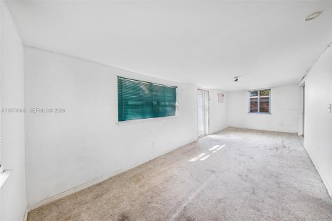 House in Miami, Florida 3 bedrooms, 156.26 sq.m. № 2041946 - photo 25