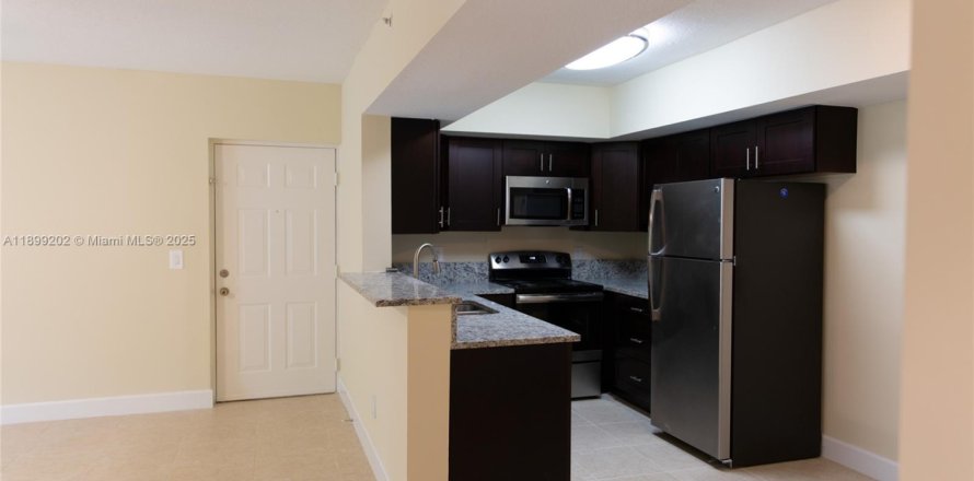 Кондоминиум с 2 спальнями в Коконат Крик, Флорида № 1950819