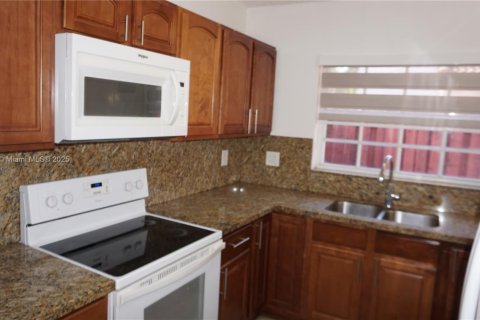 Villa ou maison à louer à Miami, Floride: 2 chambres, 83.61 m2 № 1971531 - photo 9