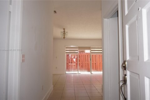 Villa ou maison à louer à Miami, Floride: 2 chambres, 83.61 m2 № 1971531 - photo 4