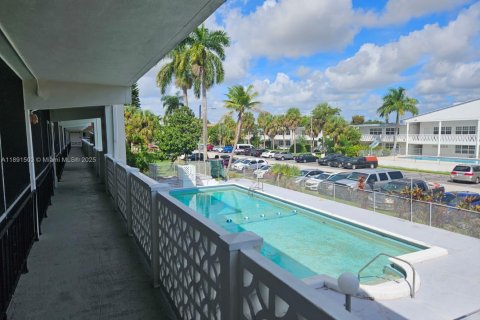 Condo in North Miami Beach, Florida, 1 bedroom  № 1944863 - photo 1