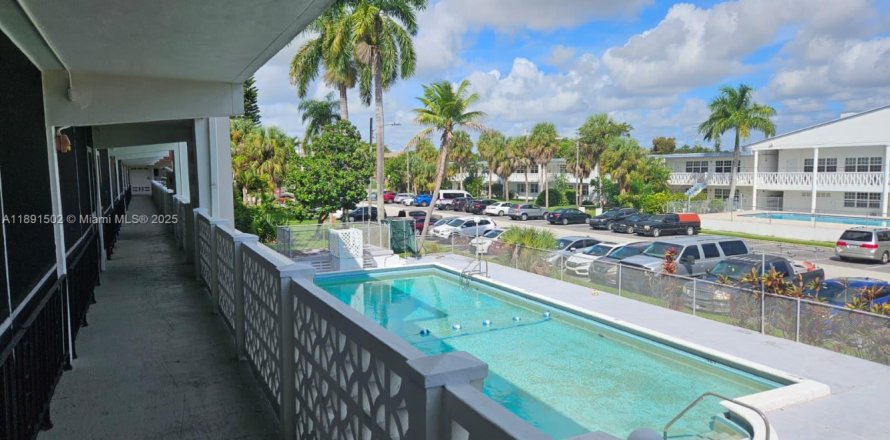 Condo in North Miami Beach, Florida, 1 bedroom  № 1944863