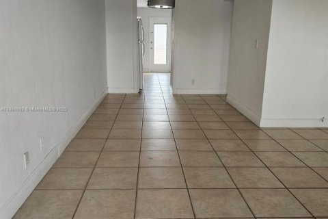 Condo in North Miami Beach, Florida, 1 bedroom  № 1944863 - photo 4