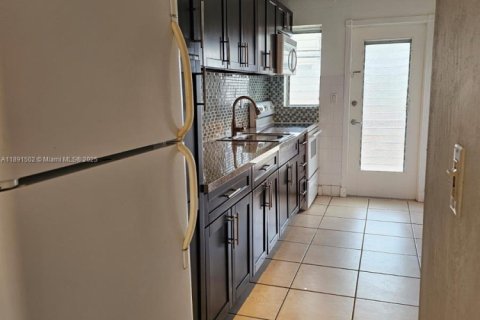 Condo in North Miami Beach, Florida, 1 bedroom  № 1944863 - photo 9