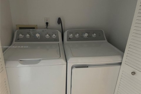 Снять в аренду кондоминиум в Майами, Флорида 2 спальни, 140.19м2, № 1950678 - фото 11