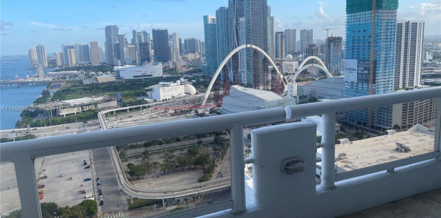 Кондоминиум с 2 спальнями в Майами, Флорида № 1950678