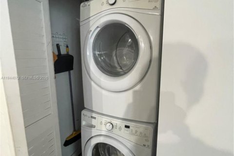 Condo in Miami, Florida, 1 bedroom  № 2000873 - photo 21