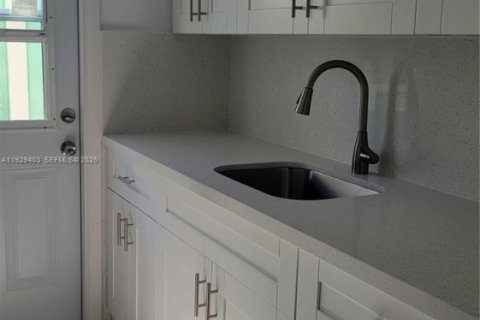 Copropriété à louer à Miami Beach, Floride: 39.02 m2 № 1987770 - photo 1