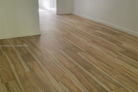 Copropriété à louer à Miami Beach, Floride: 39.02 m2 № 1987770 - photo 2