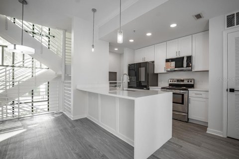 Condo in Orlando, Florida, 2 bedrooms № 2234216 - photo 3
