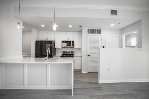 Condo in Orlando, Florida, 2 bedrooms № 2234216 - photo 8