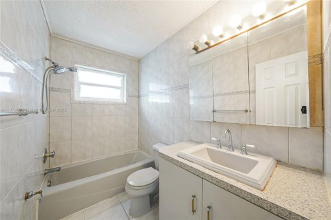 Casa en venta en Wilton Manors, Florida, 3 dormitorios, 115.94 m2 № 1969139 - foto 16