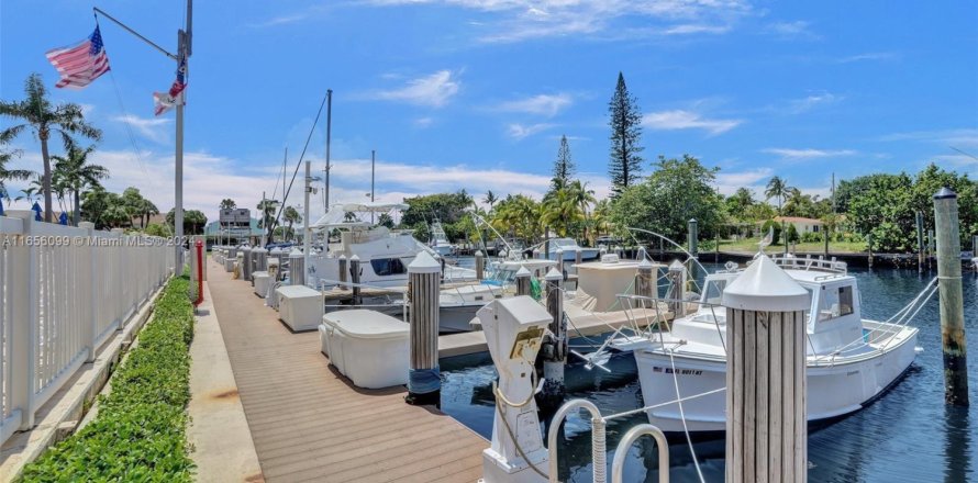 Condominio en Pompano Beach, Florida, 2 dormitorios № 1890077