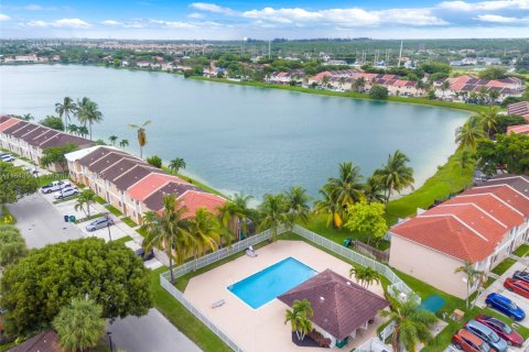 Townhouse in Miami, Florida 3 bedrooms, 117.99 sq.m. № 1836590 - photo 4
