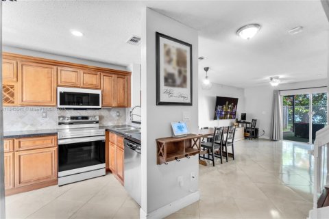 Townhouse in Miami, Florida 3 bedrooms, 117.99 sq.m. № 1836590 - photo 12