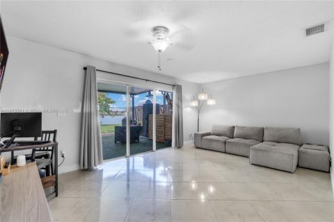Townhouse in Miami, Florida 3 bedrooms, 117.99 sq.m. № 1836590 - photo 9