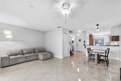 Townhouse in Miami, Florida 3 bedrooms, 117.99 sq.m. № 1836590 - photo 11