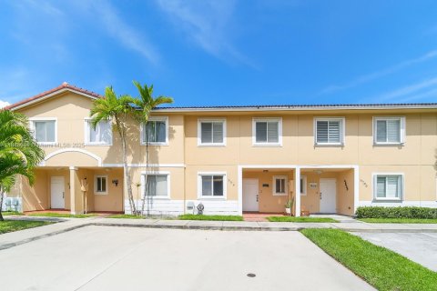 Townhouse in Miami, Florida 3 bedrooms, 117.99 sq.m. № 1836590 - photo 1