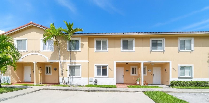 Townhouse in Miami, Florida 3 bedrooms, 117.99 sq.m. № 1836590